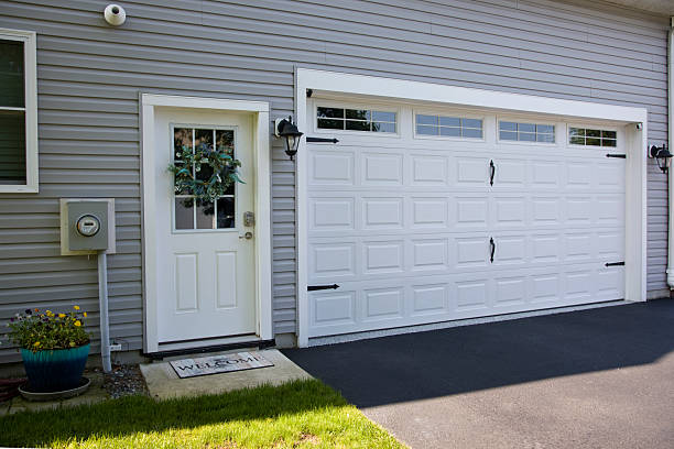 24/7 Emergency Garage Door Panel Replacement experts in Pasadena Hills, FL